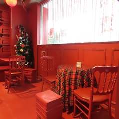 2名テーブル3席／お席も内容もインテリアも真っ赤！年中クリスマスの雰囲気が味わえる個性あふれる店内です☆