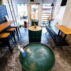 カウンターのお席を3席と立ち飲み席をご用意しております！おしゃれな店内でサクのみ一人飲みもお楽しみいただけます◎
