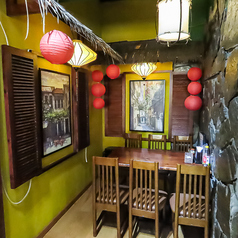 6名様掛けのテーブルが1卓ございます。素敵な絵画が飾られており、ベトナムの風情漂う装飾も豪華です。