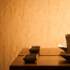 店内奥には、グループでのご利用に最適なテーブル席をご用意しております。お客様の人数やシーンに合わせて、自由にレイアウトが変更可能です◎会社のご宴会や、ご家族でのご利用など、ゆったりと落ち着いて食事を愉しみたい時におすすめの空間です。