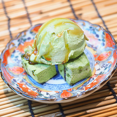 わらび餅と抹茶アイスの黒蜜ソースかけ