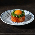 料理メニュー写真 サーモンのユッケ