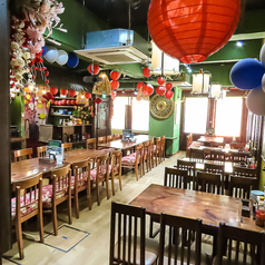 4名様掛けのテーブルが9卓ございます。窓から光が差し込み明るい店内でランチをお楽しみください。