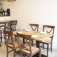 テーブル席は、2名テーブル×5つ・4名テーブル×1つをご用意しております。各テーブルはご状況に合わせて組み合わせ変更できますので、団体様でもお使いいただけます◎