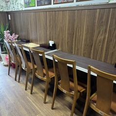 1名様でもご利用いただけるカウンター席。お仕事の合間のランチや仕事帰りのサク飲みにも◎