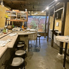 「ぽんしゅや三徳六味 錦小路新町店」では、落ち着いた雰囲気の中、お料理を楽しめます。テーブル席では、日替わりの気の利いた一品やおでんを、日本酒と共にじっくり味わえます。ぜひ贅沢なひとときをお過ごしください。当店は深夜まで営業しております！※立ち席【飲み放題/四条烏丸】