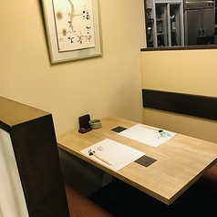 肩より低い高さの壁で3面を区切っているボックスタイプのテーブル席です。出入り口の仕切りはございません。