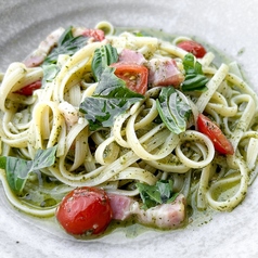 フレッシュトマトとベーコンのジェノベーゼ リングイネ