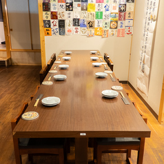 グループでのご宴会やご家族でのお食事、職場の仲間との集まりなど、少人数～中規模のご利用に最適です。広々としたテーブルで、瀬戸内の海の幸を囲みながら、ゆったりとした時間をお過ごしください。掘りごたつ個室とはまた違った開放感のある空間で、気軽にご利用いただけます。