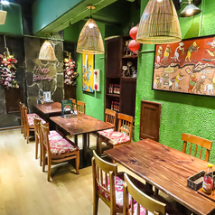 4名様掛けのテーブルが3卓ございます。おしゃれな絵画と照明で食事もワンランクアップ♪異国感を感じながらベトナム料理をご賞味ください。