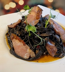 「鴨が迷いこんだイカスミの森」は、深い旨味を感じさせる一皿です。の写真