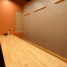 周囲を気にせず過ごせる落ち着いた雰囲気の完全個室。和モダンな壁紙と木の温もりに包まれたプライベート空間は、接待や大切な記念日、デートにも最適です。ゆったりと流れる時間の中で、自慢の料理をご堪能ください。