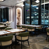 リラックス出来るラグジュアリーな空間が広がります。内装はシンガポールのデザイナーにより設計されており、現地にいるような唯一無二の体験をお楽しみください。