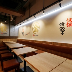 【整えられた和モダン空間はご友人や知人とのご宴会に◎】恵比寿駅徒歩1分の好アクセスで、お買い物帰りや会社帰りの一杯やお食事などにも最適です。気の知れたご友人や知人とのお食事や一杯など、様々なご宴会にご活用いただけます。