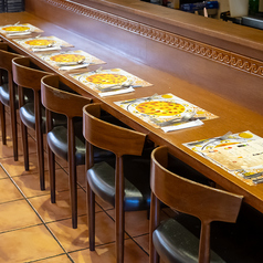 料理人の手元を見ながら楽しいひとときを過ごせます。スタッフとの会話もお楽しみくださいませ