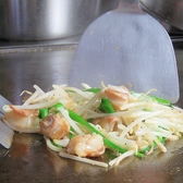 鉄板焼き一番人気「ぷりぷりホルモン」は、柔らかく食べ応えのある食感がクセに！