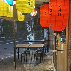 お店の外にはテラス席も完備していますので、爽やかな風を感じながら屋外でお食事お楽しみいただけます。お仲間との飲み会に、開放感溢れる席でお好きなドリンクを片手に至福のひとときを!