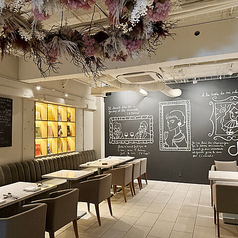 【テーブル席：2名×4卓（片側ソファー席）】