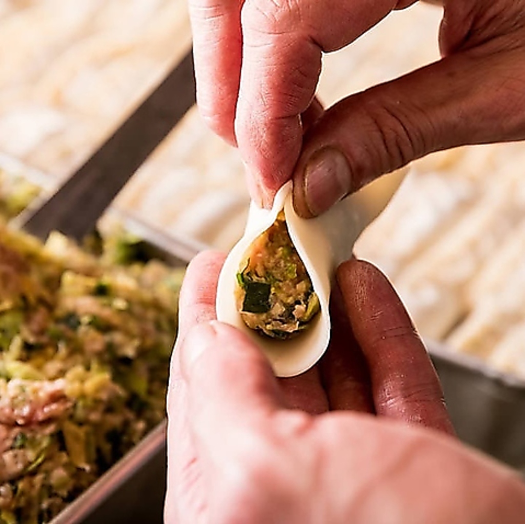 餃子は勿論全て手包み、牛すね煮込みや角煮もじっくりと数時間煮込んだ逸品です。