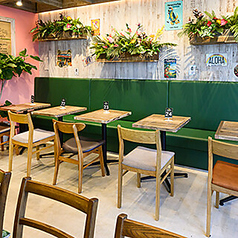 ナチュラルテイストでオシャレな雰囲気のテーブル席。ランチや女子会などにも使い勝手バツグン♪写真映えするトロピカルなドリンクで盛り上がりましょう♪