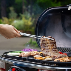 都会の庭園で楽しむBBQ