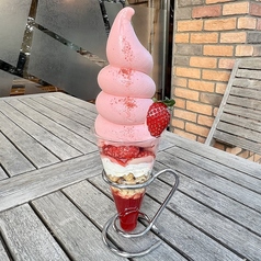【季節限定】苺のソフトクリームパフェ
