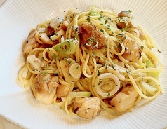 炭火焼チキンのネギ塩パスタ