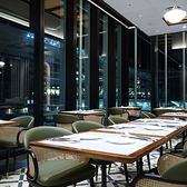 リラックス出来るラグジュアリーな空間が広がります。内装はシンガポールのデザイナーにより設計されており、現地にいるような唯一無二の体験をお楽しみください。