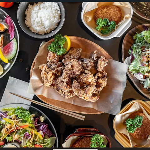 トモノカラアゲをはじめとした手作り料理でお出迎えします。