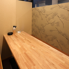 木の温もりと柔らかな照明が包み込む個室空間。周囲を気にせず、ゆったりと流れる時間の中でこだわりの料理をご堪能いただけます。日常の喧騒を忘れ、大切な方とのお食事や会話を心ゆくまでお楽しみください。