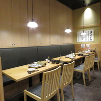 広々としたオシャレで温もりを感じられる店内