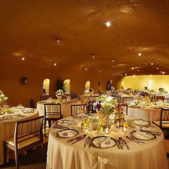 <約50坪ある会場は着席80名（立食100名）が可能>会場すべてに柱（遮蔽物）がないため、すべてのゲスト様の顔が見渡せる素晴らしいスペースとなっております。完全貸切での営業なので、パーティーのお時間帯は皆様だけの貸切会場です。宴会プランも合わせてご利用ください。