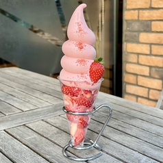 【季節限定】採れたてどっさり苺のソフトクリームパフェ