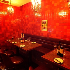 シャンデリアがキラキラ輝くお席は女性に大人気！！