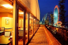 みなとみらいの美しい景色を一望できるテーブル席が魅力のこの場所。窓から眺める夜景は、特別なひとときを演出します。煌めく街並みが心を癒し、デートや友人との集まりに最適。食事を楽しみながら、息をのむような風景に心奪われることでしょう。特別な夜を演出するための絶好のスポットです。