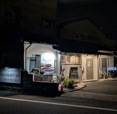 大きな窓から光が差し込む窓際席★