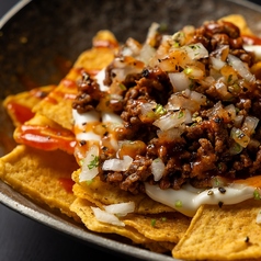 粗びき肉とチーズのナチョス