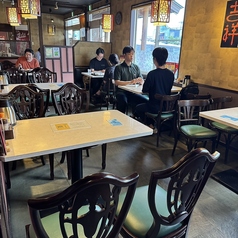 カジュアルな雰囲気の店内はリラックスした雰囲気が漂っています。窓からは外の光が差し込み、居心地の良い空間を演出しています。店内の装飾はシンプルでありながら、暖かみのある色合いが印象的です。宴会やお祝いごと、家族との集まりに最適な空間で周囲を気にせずにリラックスして過ごせます。ぜひお越しくださいませ！