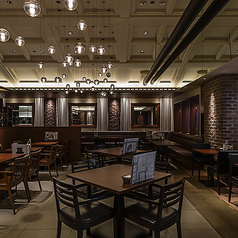 30名～70名まで対応可能なテーブル席。