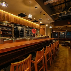 落ち着いた雰囲気のカウンター席は、全16席をご用意しております。お一人様や少人数でのご利用に最適で、目の前で調理の様子を楽しめるライブ感も魅力です。お食事やお飲み物をゆったりとお楽しみいただけます。