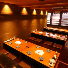 特徴的な入口を抜けると、晴れ魚へ！団体30名OKの掘りごたつ座敷あり