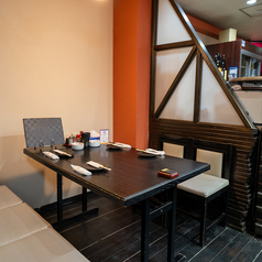 会話を楽しむためのテーブル席をご用意。ご友人・お仲間との楽しいひとときをお過ごしいただけます。リラックスした雰囲気でお楽しみください。