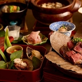 地元の食材を使ったコースを多数ご用意しています。美しく盛られた前菜盛り合わせをはじめに、新鮮なお造り、季節の小鍋、豪華な焼き物に土鍋で炊き上げたご飯。贅沢なひと時をどうぞ
