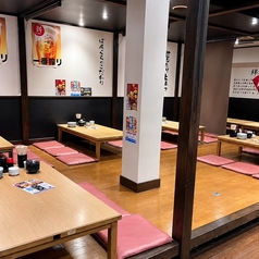ご家族でのお食事やご友人との飲み会にぴったりな、8名様までご利用いただけるお座敷席をご用意しております。足を伸ばしてゆったりとくつろぎながら、自慢の焼鳥とお酒をお楽しみください。