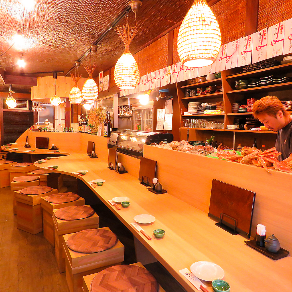 木目調の落ち着いた雰囲気のカウンター席で仲間と語らいながら新鮮魚介に舌鼓♪少人数・お一人様歓迎