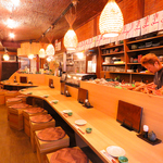 木目調の落ち着いた雰囲気のカウンター席で仲間と語らいながら新鮮魚介に舌鼓♪少人数・お一人様歓迎