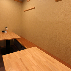 少人数から大人数まで、人数に合わせて調整可能な広々とした個室をご用意。テーブル席で足元も楽に過ごせます。会社のご宴会から親戚の集まりまで、あらゆる規模の集まりに最適な和の空間を提供いたします。