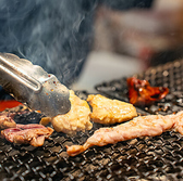 看板メニューの“本格炭火焼鳥”と“釜飯”をお楽しみいただけます