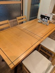 4名様用のテーブル席もご用意しております!ふらっとお気軽にご利用いただける雰囲気◎肩肘張らずにお楽しみいただけます♪