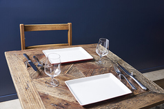 シンプルで居心地の良い店内でゆっくりとお寛ぎください。